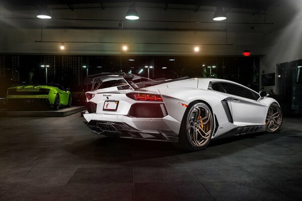 Белый автомобиль lp700-4 novitec torado. lamborghini aventador