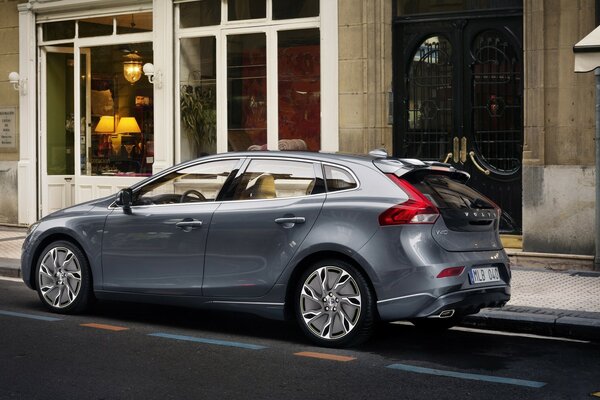 Friedlich geparkter graublauer Volvo wartet auf den Fahrer