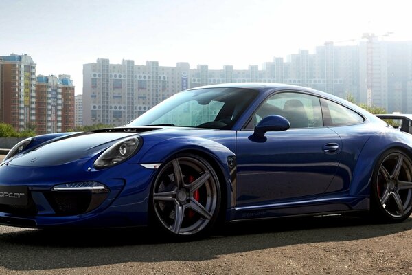 Порше carrera 911 на фоне многоэтажных домов