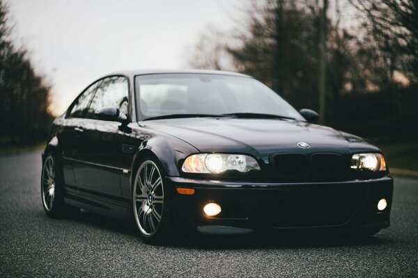 Машина bmw m3 на дороге