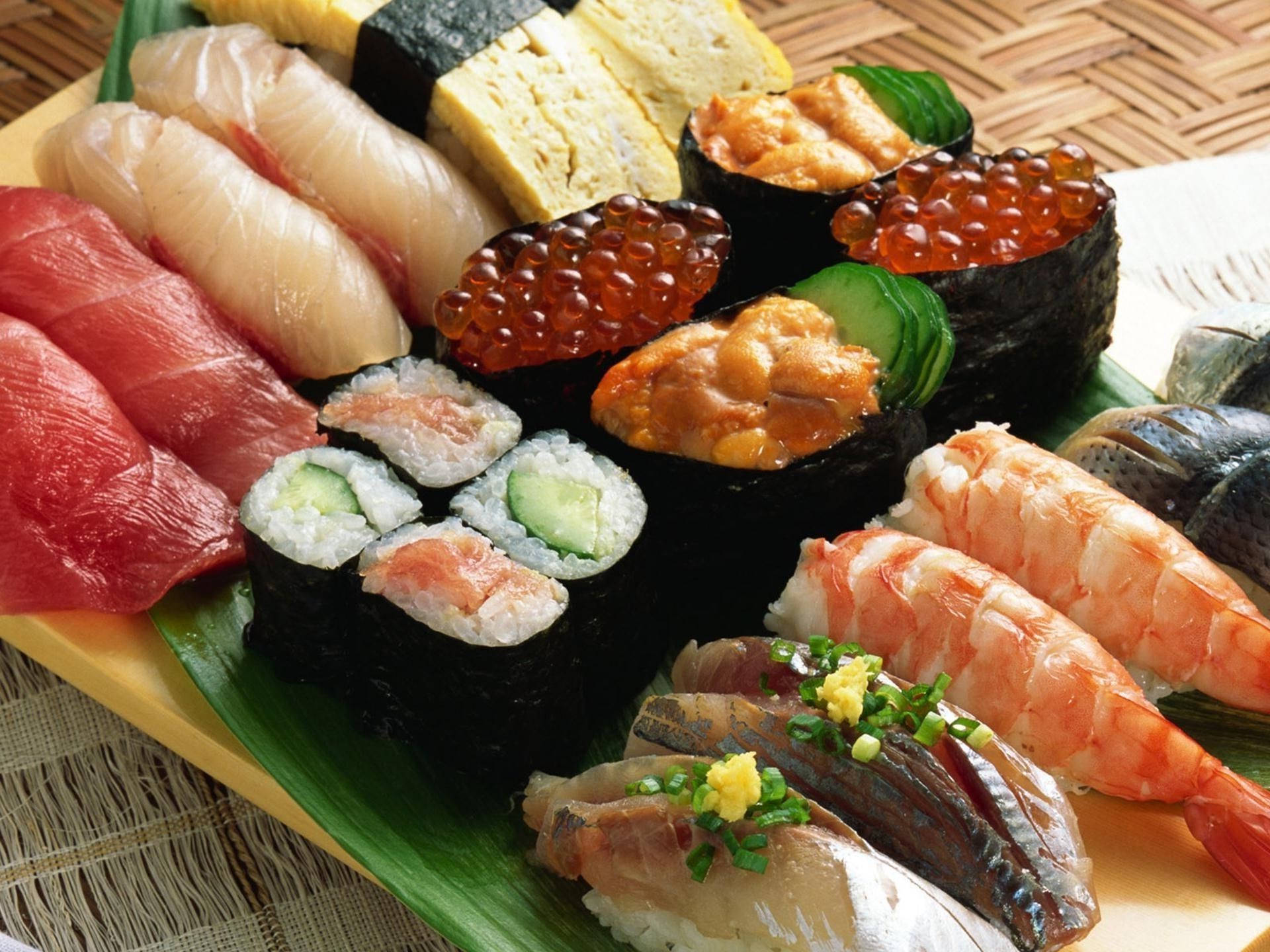 alimentos e bebidas salmão sushi peixe frutos do mar arroz atum sashimi algas wasabi camarão comida jantar papoulas tradicional caviar almoço delicioso epicuro ugr