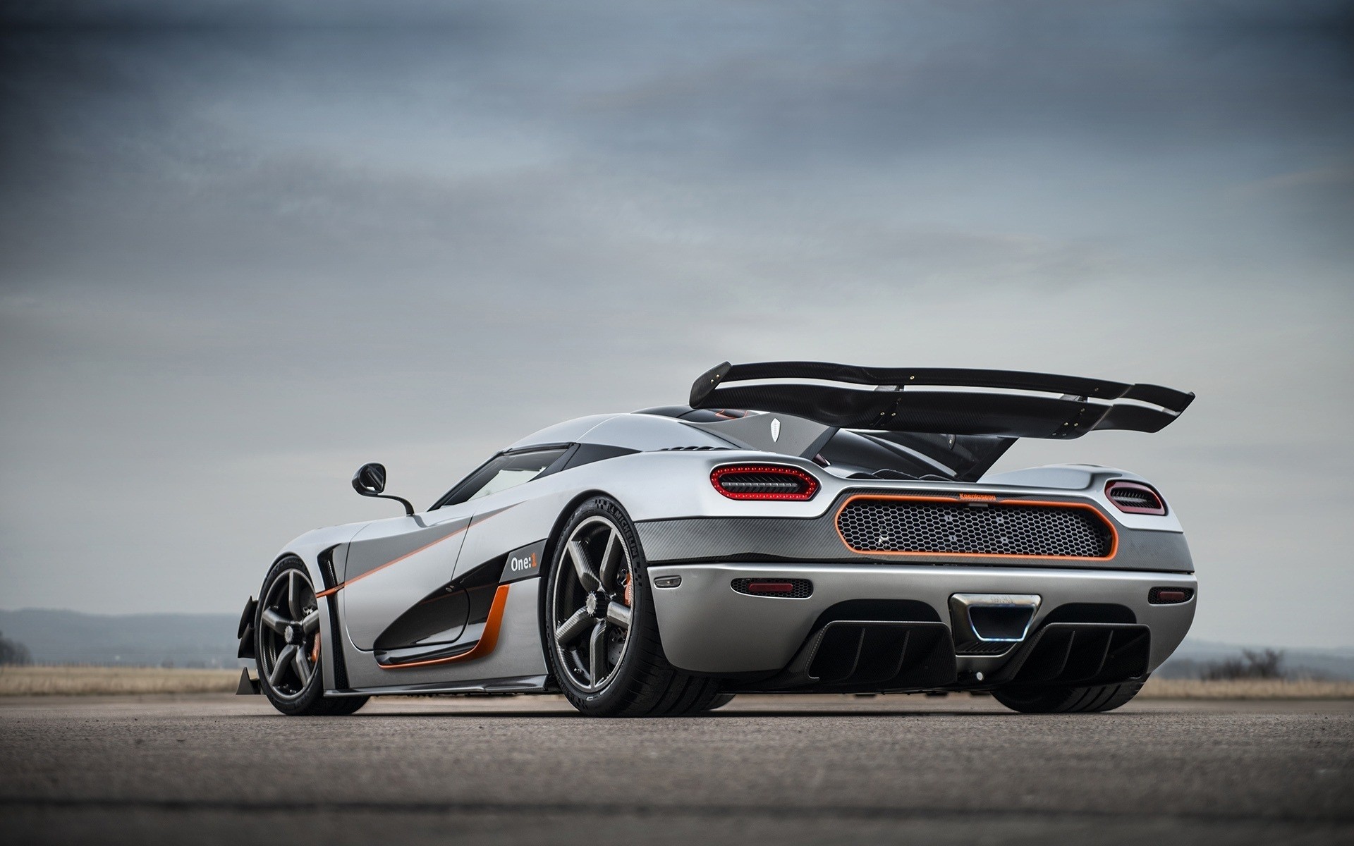 koenigsegg carro carro corrida rodas apresse-se rápido sistema de transporte drive pista competição campeonato carros esportivos carros musculares