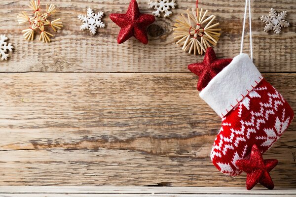 Weihnachtssocken und Spielzeug an der Tafel