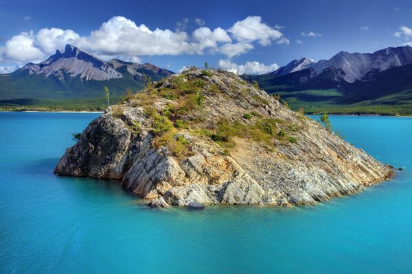 Una pequeña isla en medio del océano