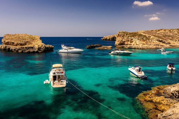 Emerald water, boats and islands. Di