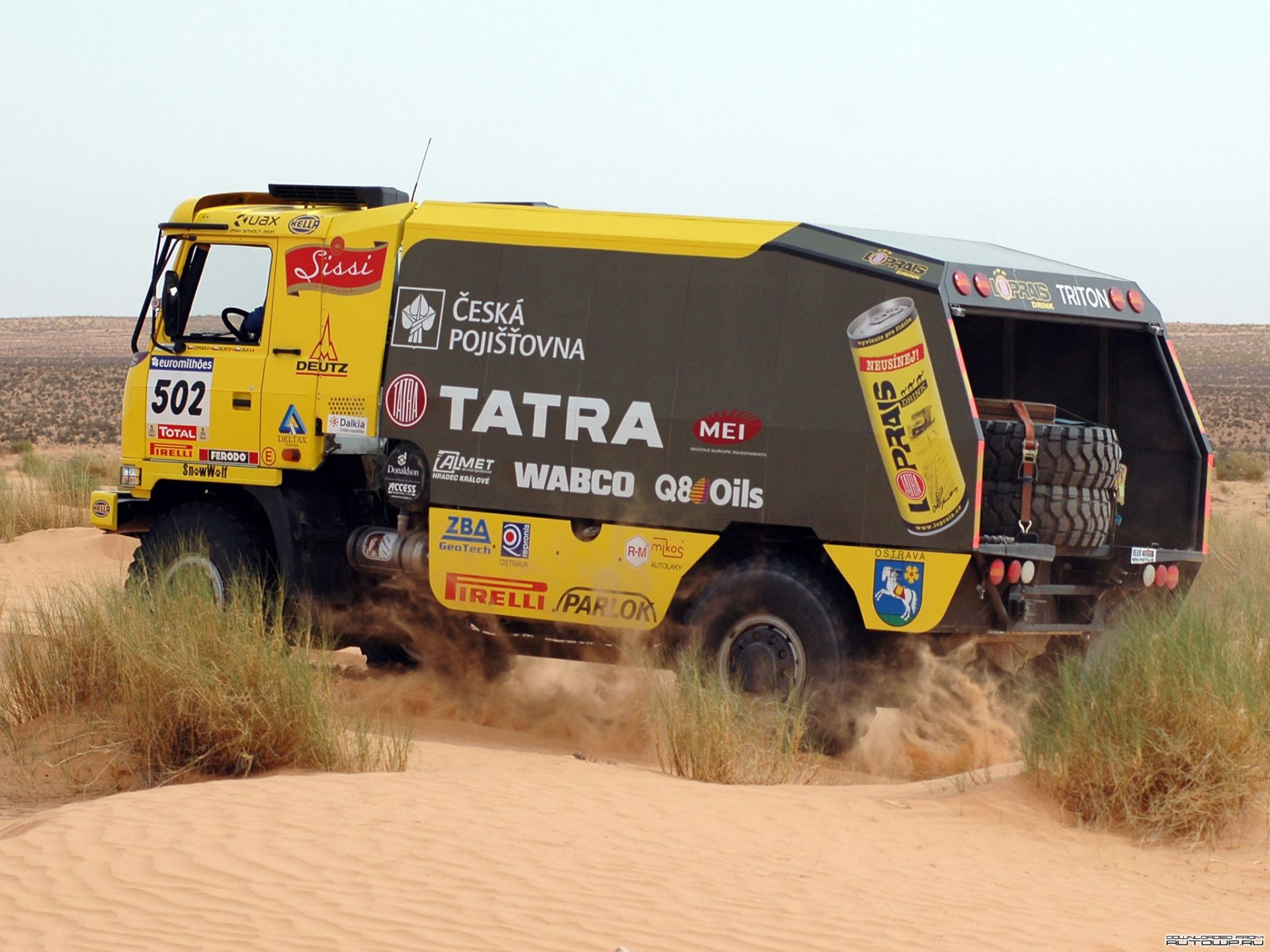 voitures de rallye voiture sol poussière route camion course piste système de transport machine à l extérieur