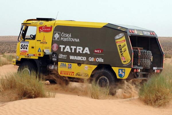 Eine Rallye auf einer gekreuzten Strecke im Sand