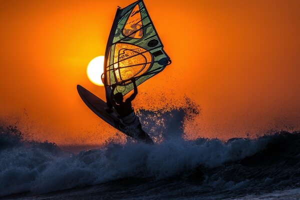 Surfen am Abend vor Sonnenuntergang Hintergrund