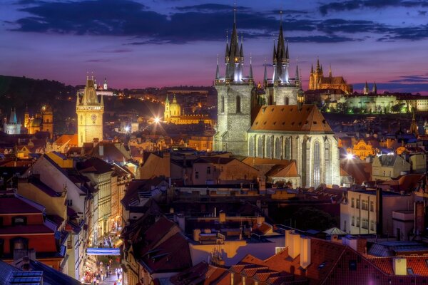 Una ciudad por la noche con una arquitectura reflexiva