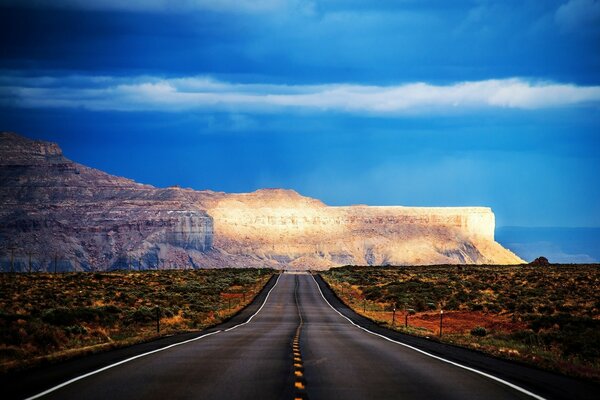 Viagem por uma estrada deserta nos Estados Unidos