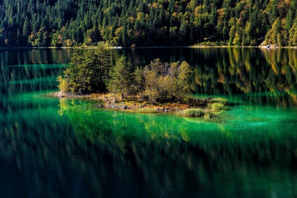 Landschaft See um den Wald und in der Mitte ist die Insel klein