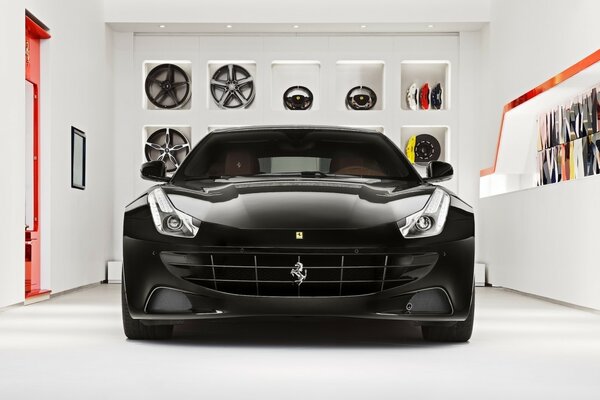 Ferrari firmasının arabası içeride