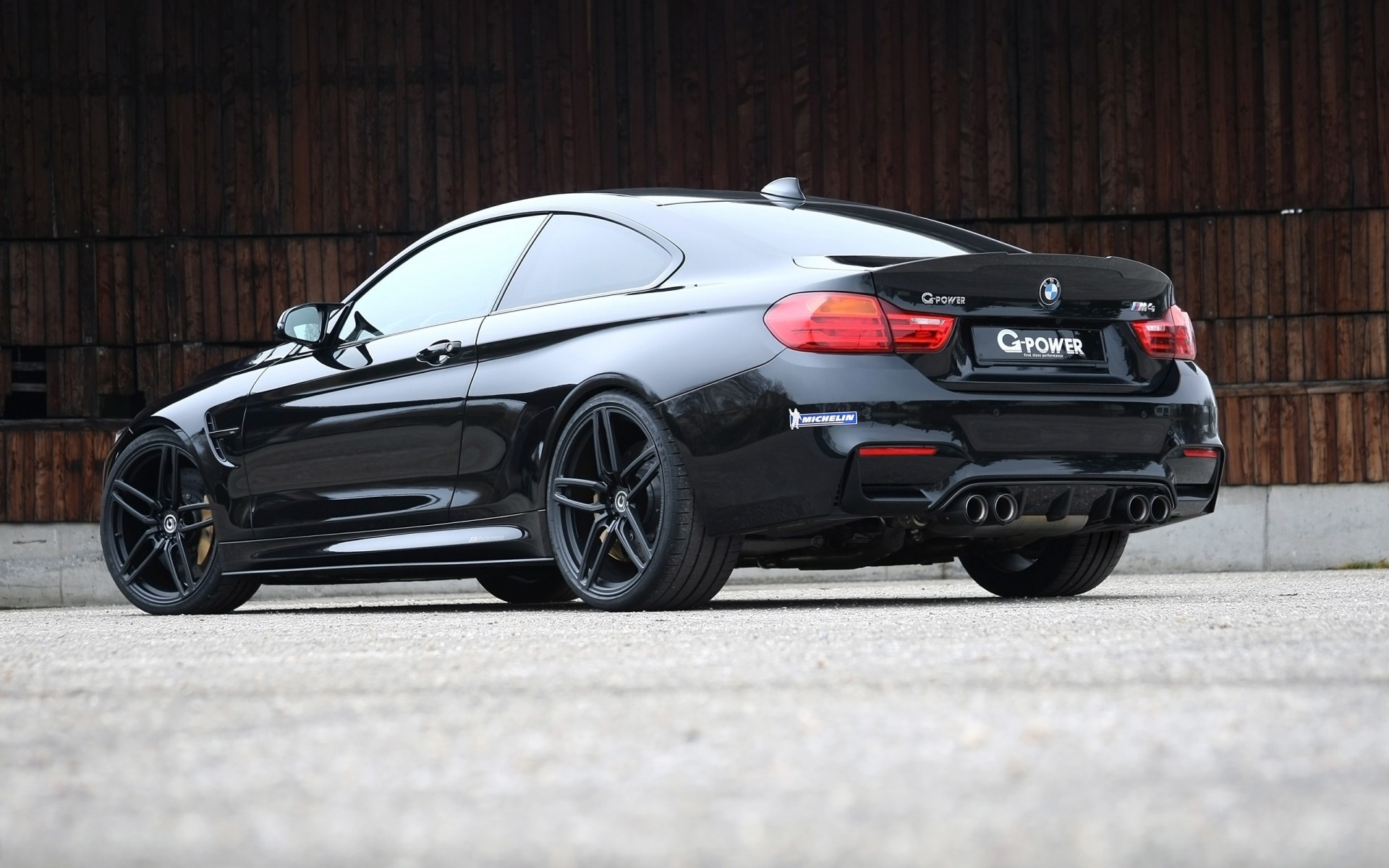 bmw carro carro corrida calçada asfalto pressa competição chernushka rodas automóvel ação unidade sistema de transporte campeonato pista rápido meio-dia cupê estrada bmw m4