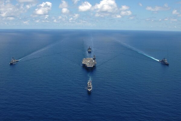 Navios de guerra em um oceano sereno