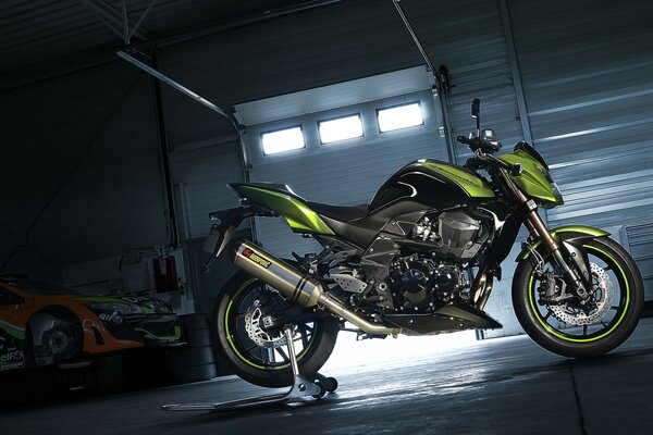 Moto debout dans le garage fermé