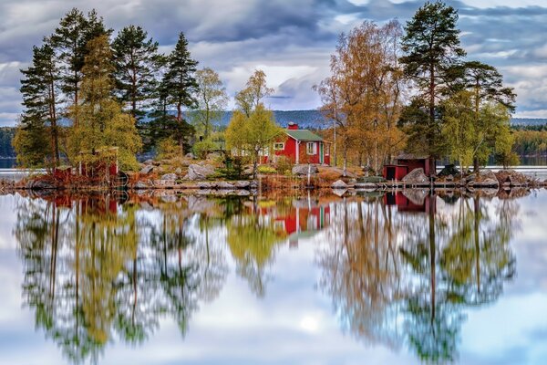 Gemütliches Haus auf einer Insel, umgeben von Bäumen