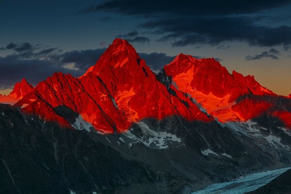 Feu rouge coucher de soleil dans les montagnes