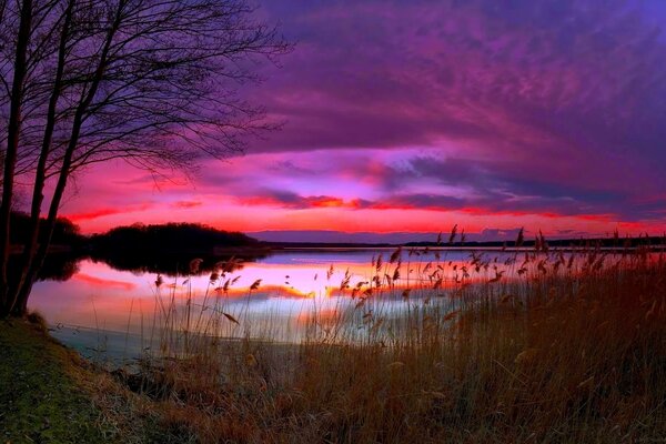 Schöner Sonnenuntergang am See