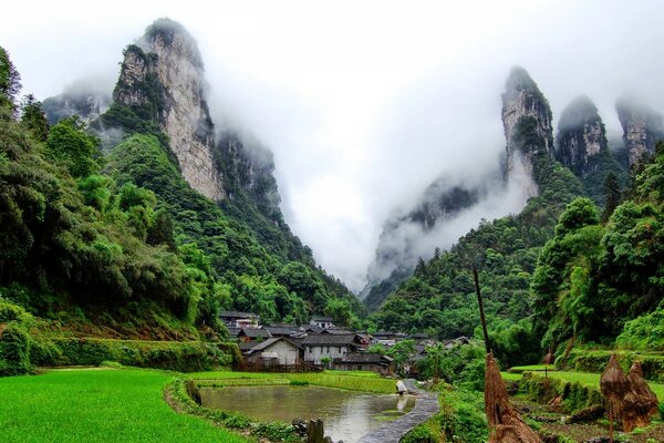 Montañas con agua y niebla en China en verano por la tarde