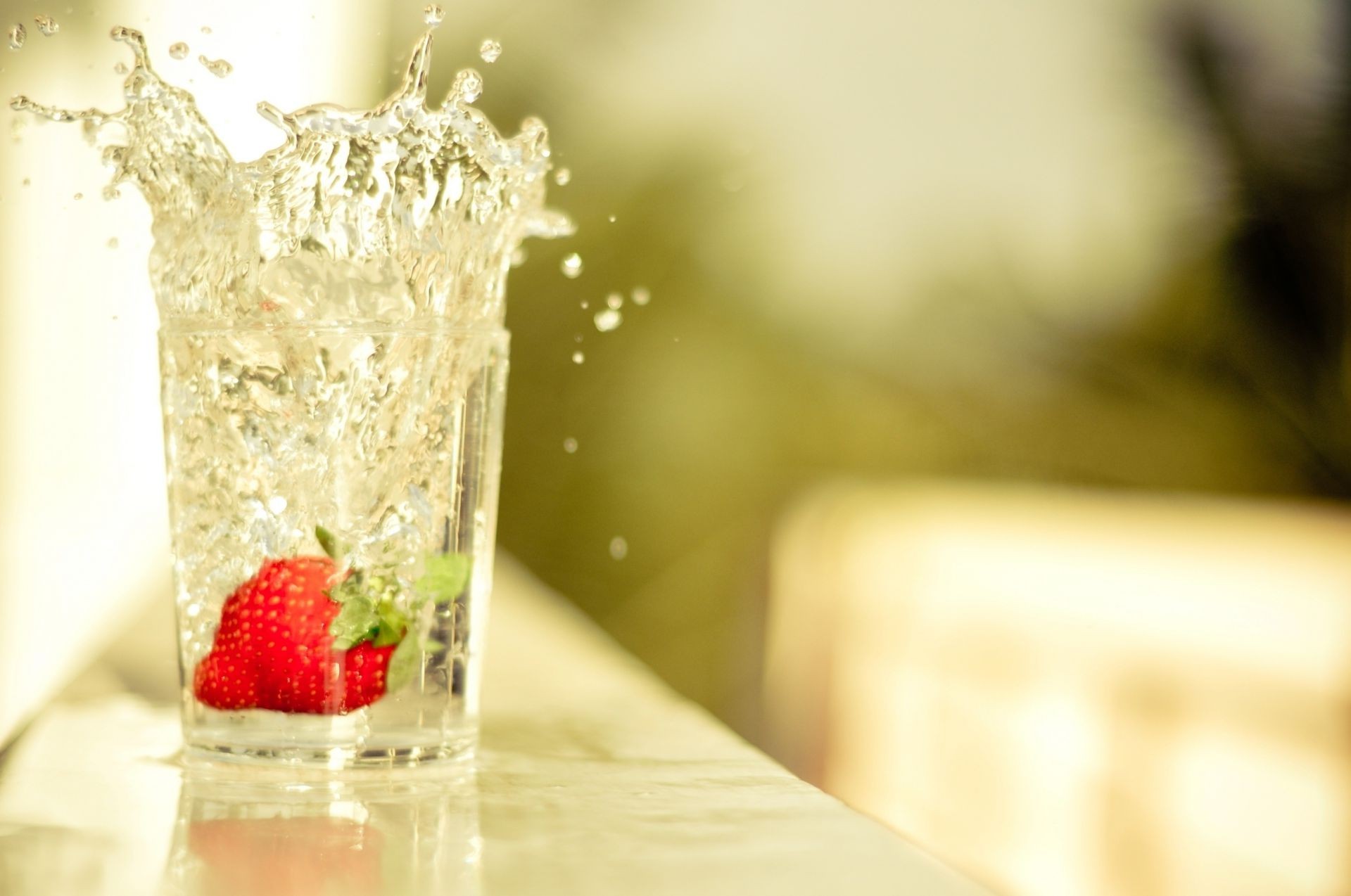 essen & trinken glas eis obst essen trinken kalt wasser verwischen erfrischung süß erdbeere nass