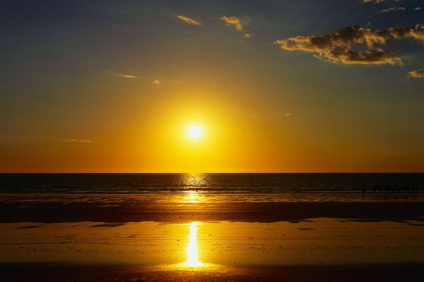 Puesta de sol en la superficie del agua