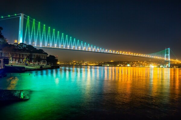 Puente largo con soportes multicolores