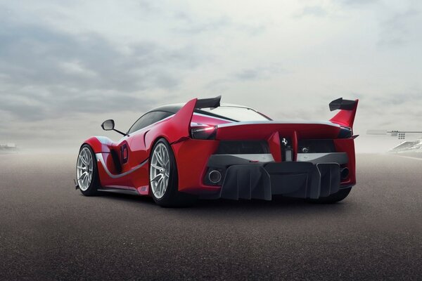 Voiture de course avec de la peinture rouge