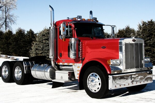 Nouveau tracteur rouge sur la route d hiver