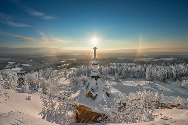 Белый заснеженный храм зимой