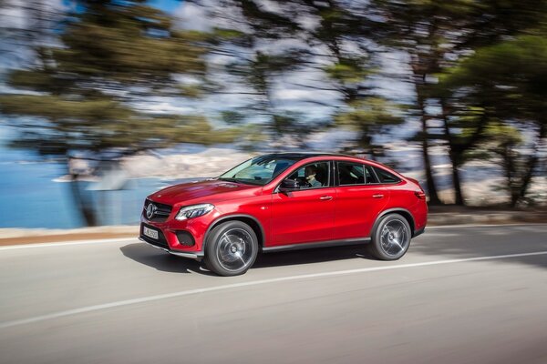 Ein roter Mercedes benz fährt auf der Straße