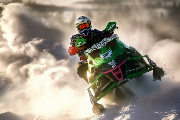 Il corridore di motoslitta lascia dietro di sé una nuvola di neve