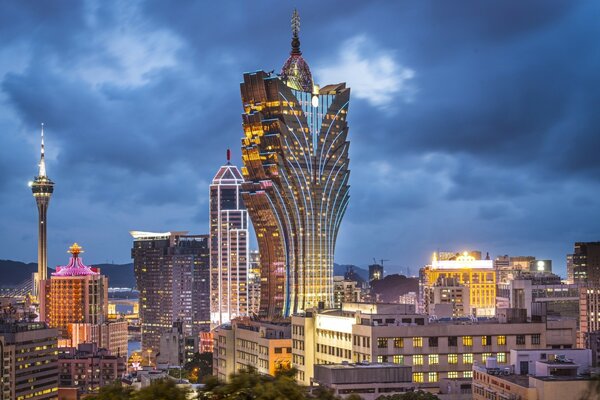 夜空背景下的大城市的未来主义摩天大楼