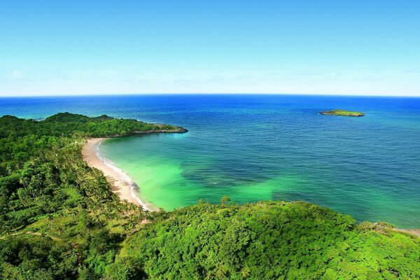 Hermoso paisaje de la orilla del mar