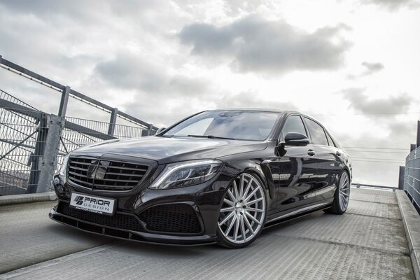 Mercedes Benz negro con Llantas elegantes