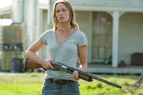 Coole emily blunt mit einer pistole