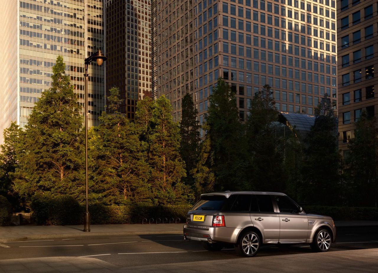 geländewagen stadt straße auto haus straße städtisch stadtzentrum reisen geschäftlich architektur im freien licht büro himmel