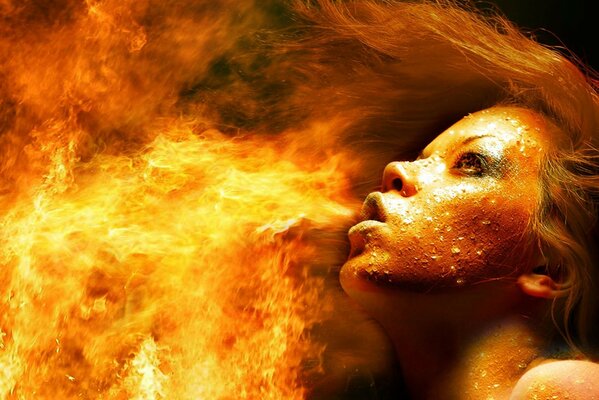 Fille crachant des flammes. Effrayant beau