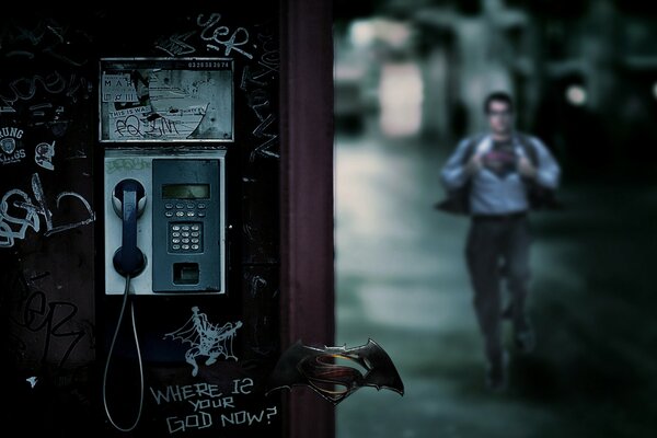 电影中的一个镜头，一个男人在街上跑到一个公用电话前