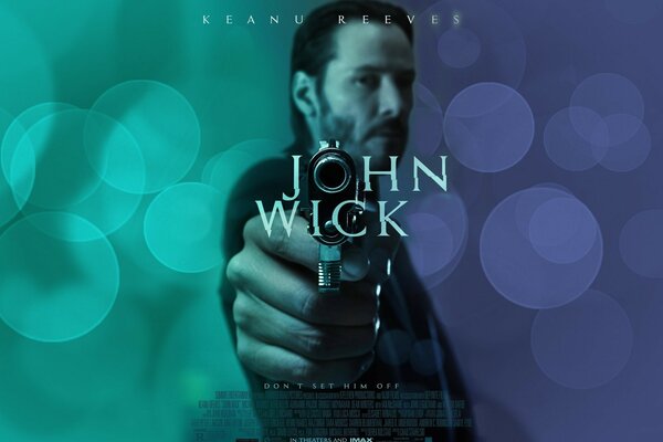 John wick silah altında tutuyor