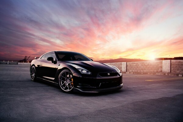 Nissan negro al atardecer