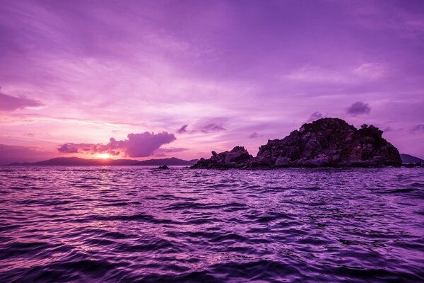 Puestas de sol moradas en el paisaje marino