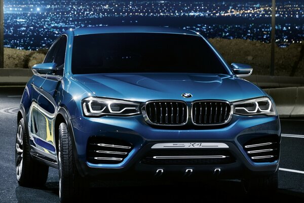 Gece yolunda BMW arabası