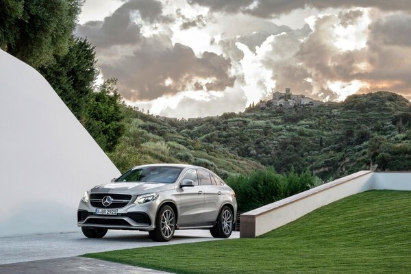 Hermoso coche gris en el fondo del paisaje