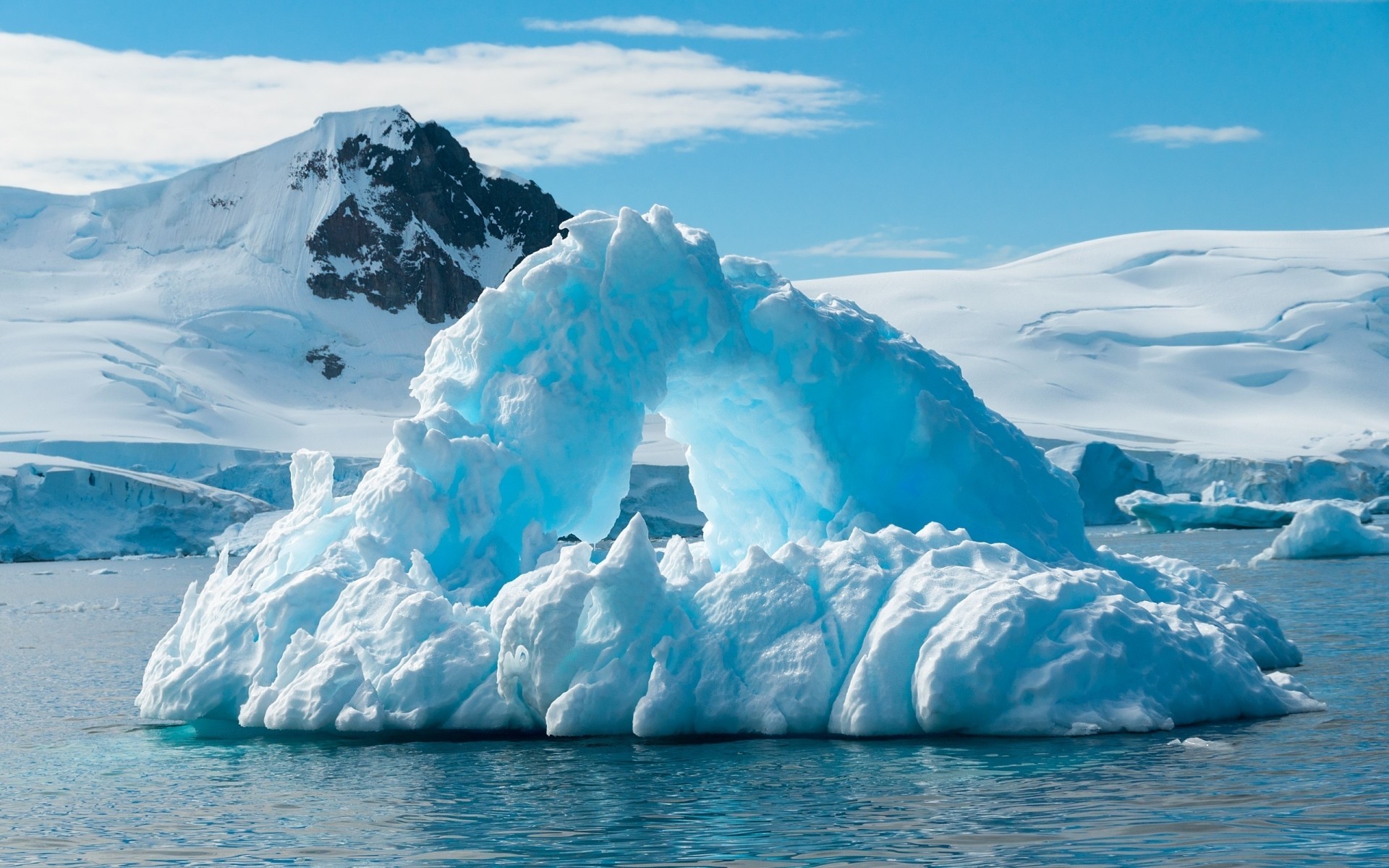 paisaje iceberg hielo glaciar fusión nieve helada agua calentamiento global congelado cambio climático natación frío antártida invierno paisaje polar escénico ternera montañas mar azul