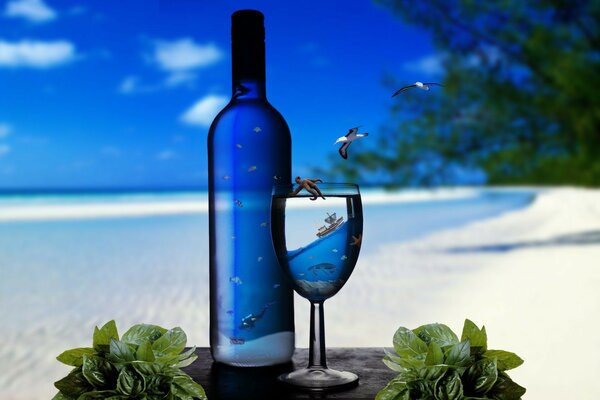 Blaue Flasche und Glas auf weißem Sand am Himmelshintergrund