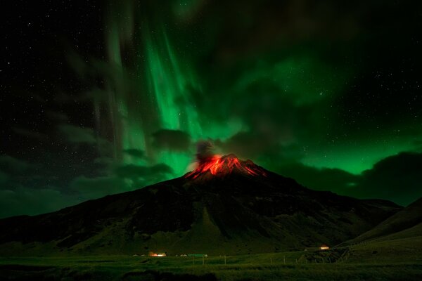 北极光和火山的觉醒