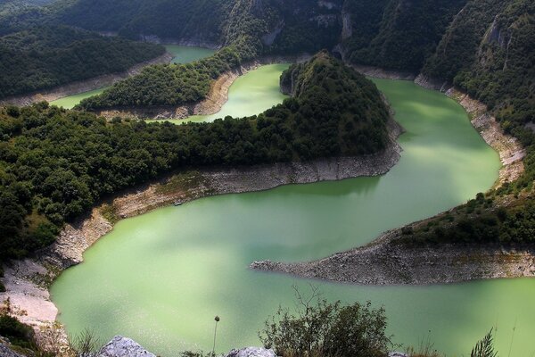 Montanhas Rio Lago Verde