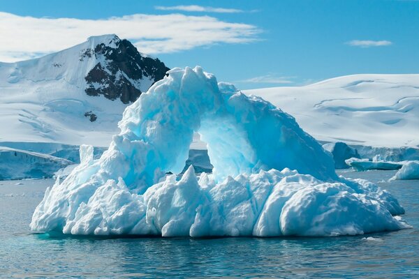 Die Landschaft des Eisbergs der schönen Form schwimmt