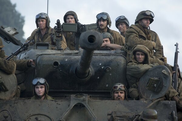 Soldaten auf einem Panzer. ein Bild aus einem Film