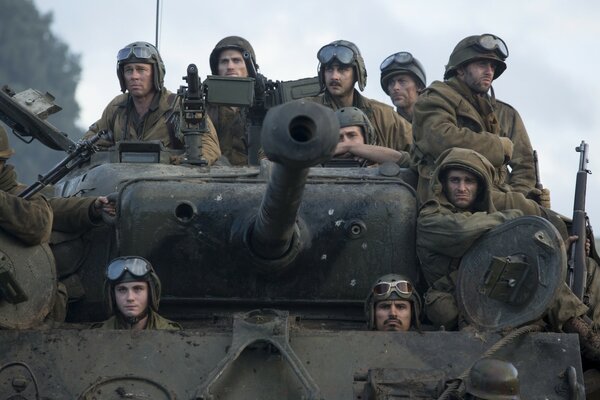 Soldati su un carro armato. fotogramma del film